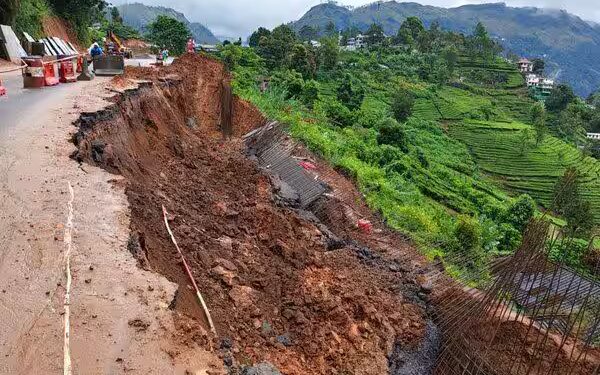 கொச்சி – தனுஷ்கோடி சாலை: தொடரும் மண்சரிவால் பயணிகள் அபாயம்!