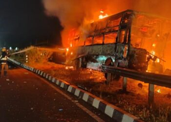 ஆந்திராவில் கோர விபத்து: தீக்கிரையான ஆம்னி பேருந்து – 20க்கும் மேற்பட்ட உயிர்கள் பறிபோன சோகம்