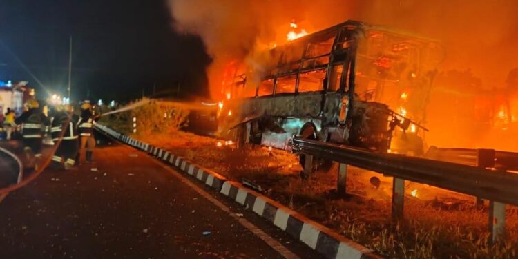 ஆந்திராவில் கோர விபத்து: தீக்கிரையான ஆம்னி பேருந்து – 20க்கும் மேற்பட்ட உயிர்கள் பறிபோன சோகம்