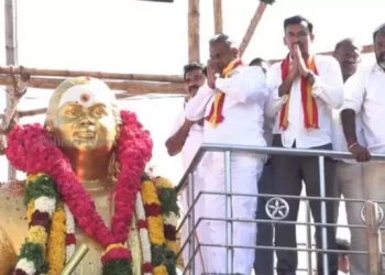 பசும்பொன் தேவர் சிலைக்கு தவெக சார்பில் அஞ்சலிப்பிரதிகள்