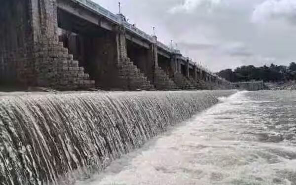 பூண்டி ஏரியில் இருந்து நீர் வெளியேற்றம் அதிகரிப்பு: கொசஸ்தலை ஆற்றங்கரையில் வசிக்கும் மக்களுக்கு வெள்ள அபாய எச்சரிக்கை