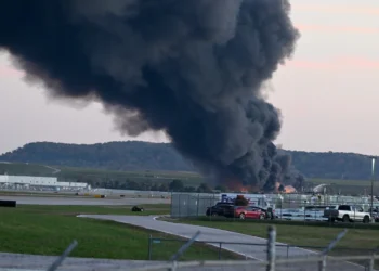 அமெரிக்கா: சரக்கு விமானம் விழுந்து நொறுங்கியது, 7 பேர் உயிரிழப்பு