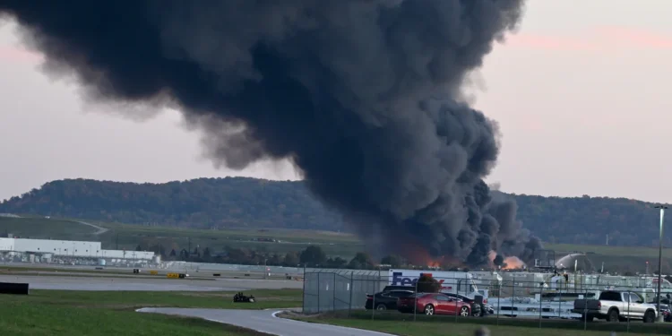 அமெரிக்கா: சரக்கு விமானம் விழுந்து நொறுங்கியது, 7 பேர் உயிரிழப்பு