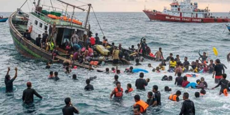 மலேசியக் கடலில் படகு விபத்து: மியான்மர் அகதிகள் 7 பேர் உயிரிழப்பு; 100 பேரைக் காணவில்லை