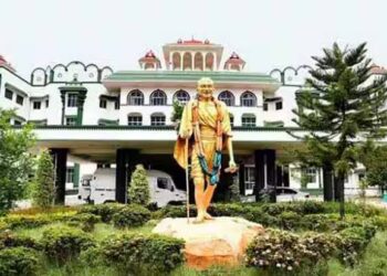 மீனாட்சி அம்மன் கோவில் நிலத்தில் ஆக்கிரமிப்பு: உயர் நீதிமன்றம் நோட்டீஸ்