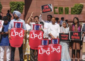 சிலிண்டர் தட்டுப்பாடு: எதிர்க்கட்சிகளின் கடும் அமளியால் மக்களவை ஒத்திவைப்பு