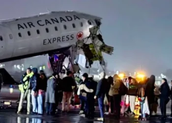 விமான நிலைய ஓடுதளத்தில் கோர விபத்து: தீயணைப்பு வாகனம் மீது விமானம் மோதி பயணிகள் காயம்!