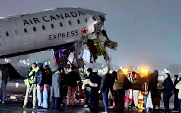 விமான நிலைய ஓடுதளத்தில் கோர விபத்து: தீயணைப்பு வாகனம் மீது விமானம் மோதி பயணிகள் காயம்!