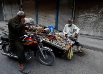 பெட்ரோல் பற்றாக்குறை எதிரொலி: பாகிஸ்தான் முழுவதும் இரவு நேர ஊரடங்கு உத்தரவு!