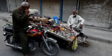 பெட்ரோல் பற்றாக்குறை எதிரொலி: பாகிஸ்தான் முழுவதும் இரவு நேர ஊரடங்கு உத்தரவு!