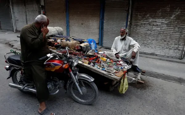 பெட்ரோல் பற்றாக்குறை எதிரொலி: பாகிஸ்தான் முழுவதும் இரவு நேர ஊரடங்கு உத்தரவு!